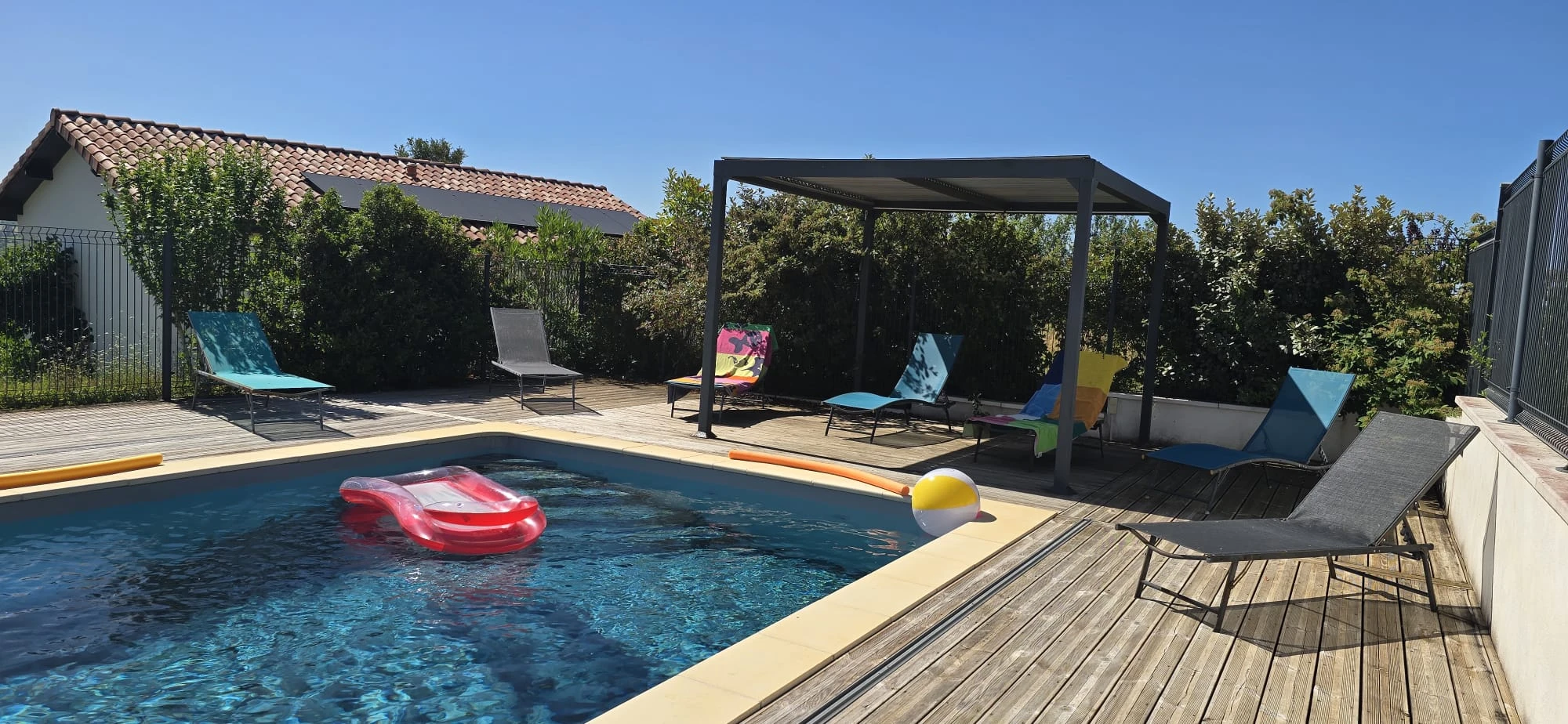 Roulotte l'âne au salon en Armagnac-la piscine et sa pergola bioclimatique.jpeg