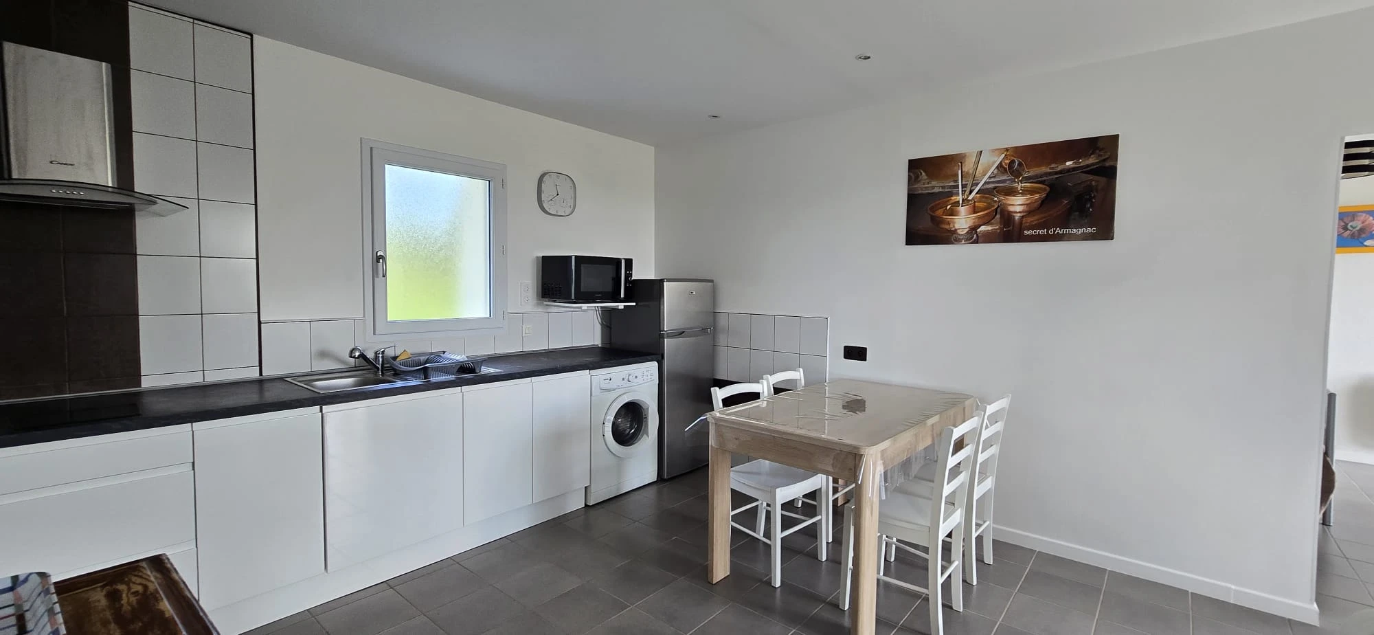 Gîte folle blanche en Armagnac- la cuisine ouverte et son coin repas.jpeg