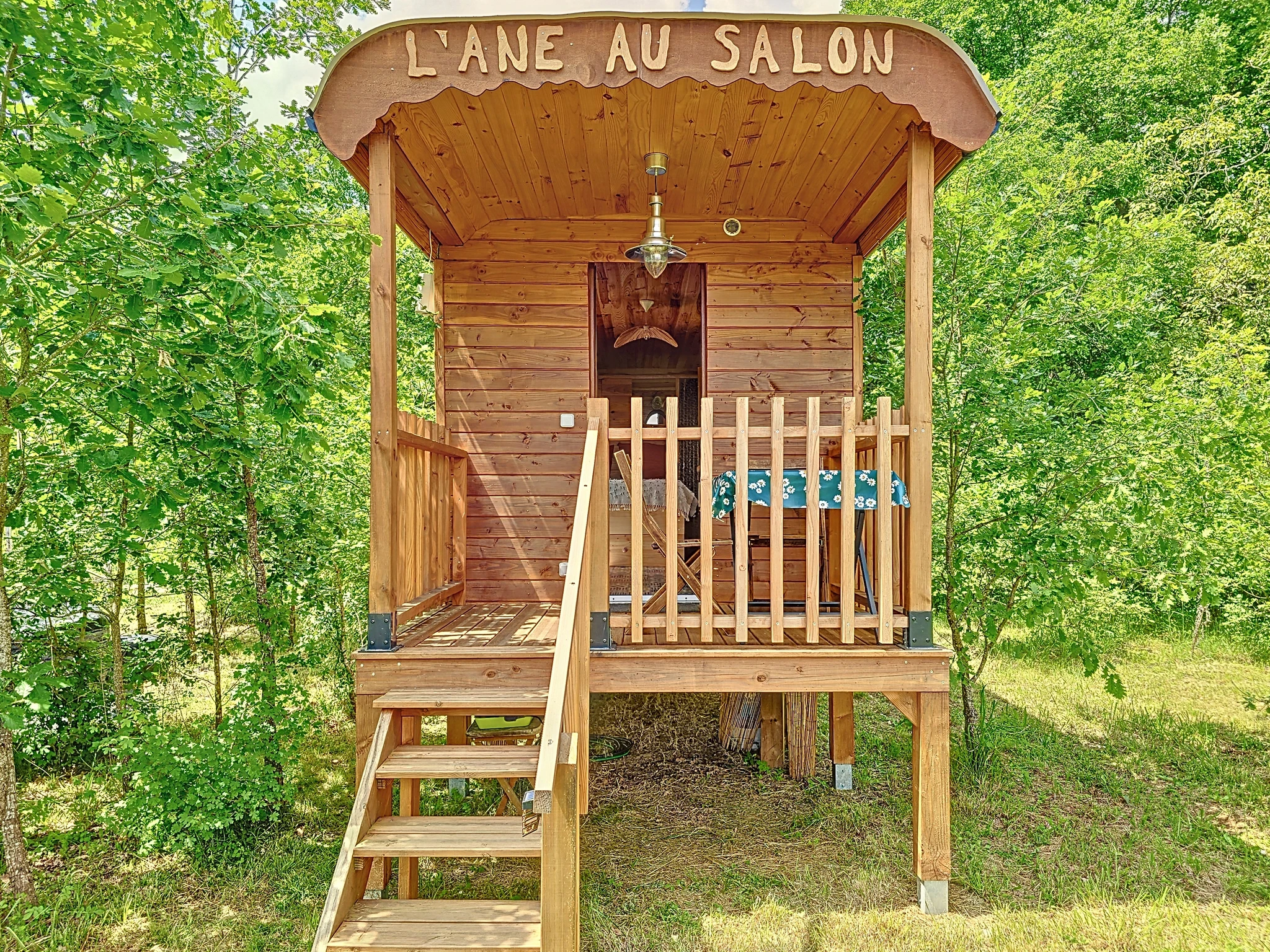 Roulotte l'âne au salon en Armagnac.jpg