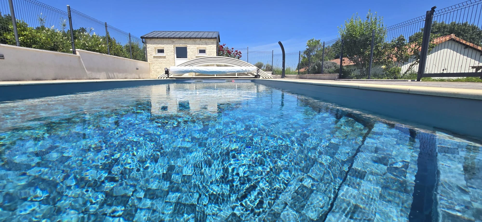 Roulotte l'âne au salon en Armagnac- la piscine, accès par ses marches.jpeg