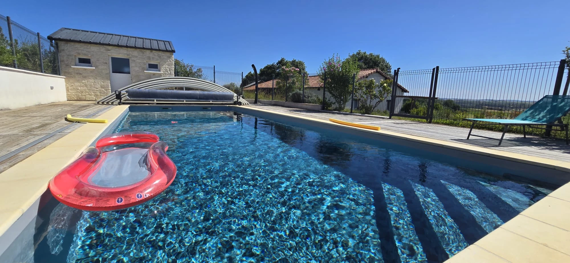 Gîte la rapière en Armagnac -la piscine fond plat partout.jpeg