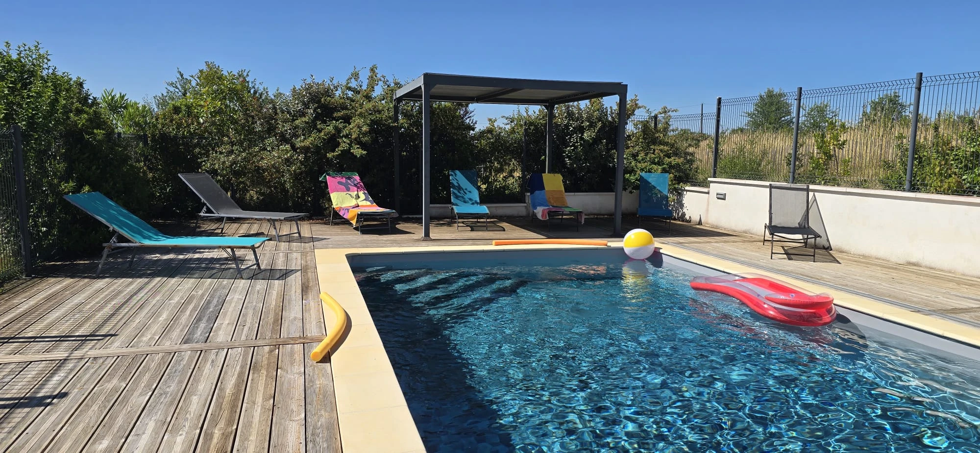 Roulotte l'âne au salon en Armagnac-la piscine fond plat 1,30m  et sécurisée.jpeg