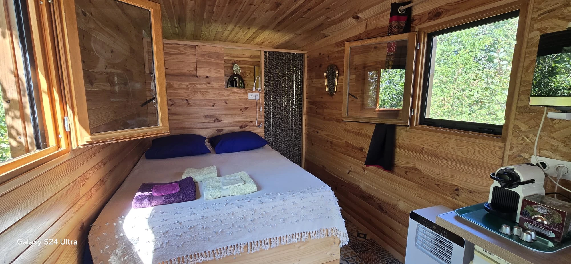 Roulotte l'âne au salon en Armagnac, lit et serviettes de bain.jpeg
